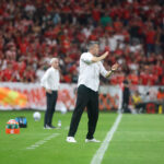 Pezzolano dando instruções para seus jogadores. Foto/Internacional