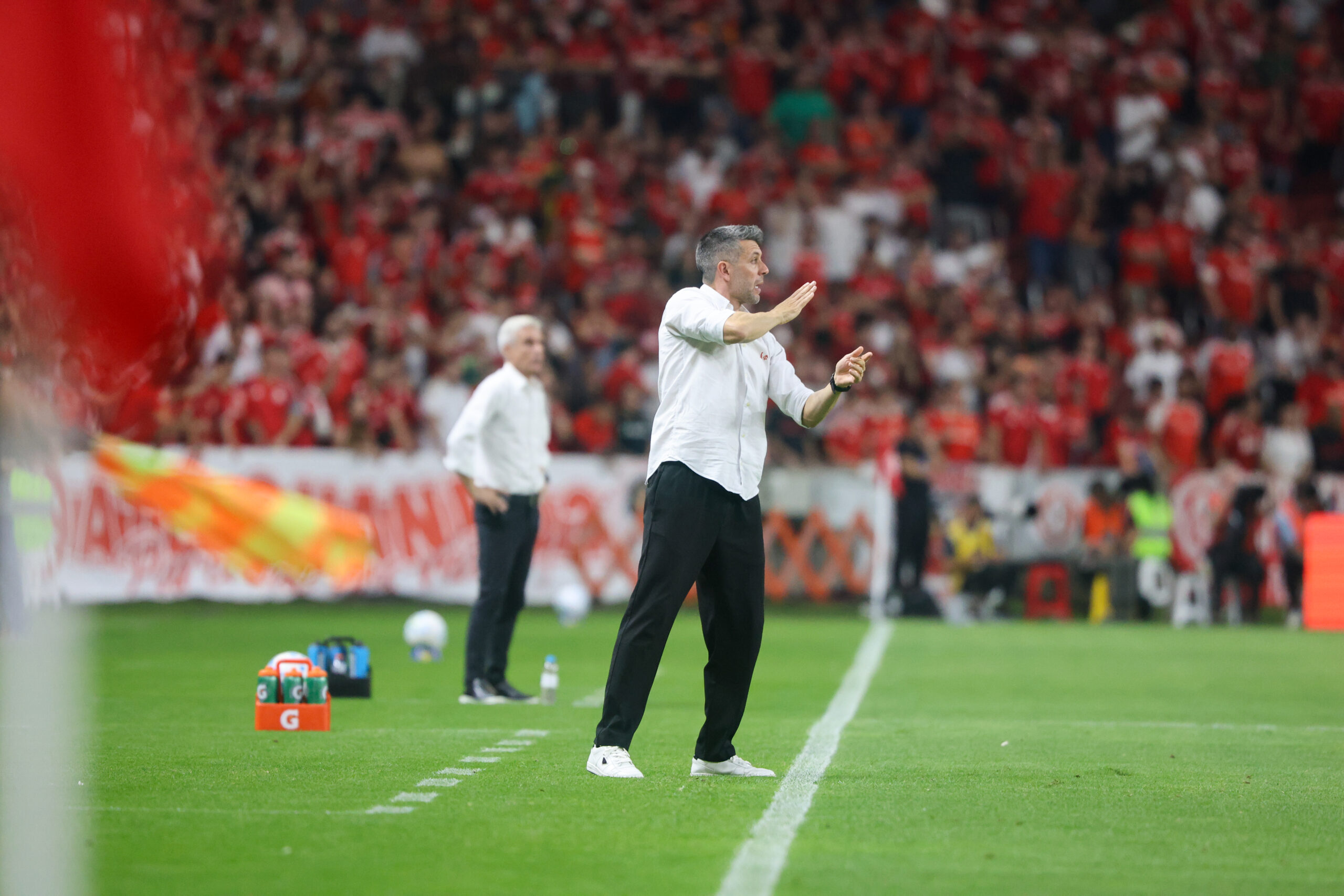 Pezzolano dando instruções para seus jogadores. Foto/Internacional