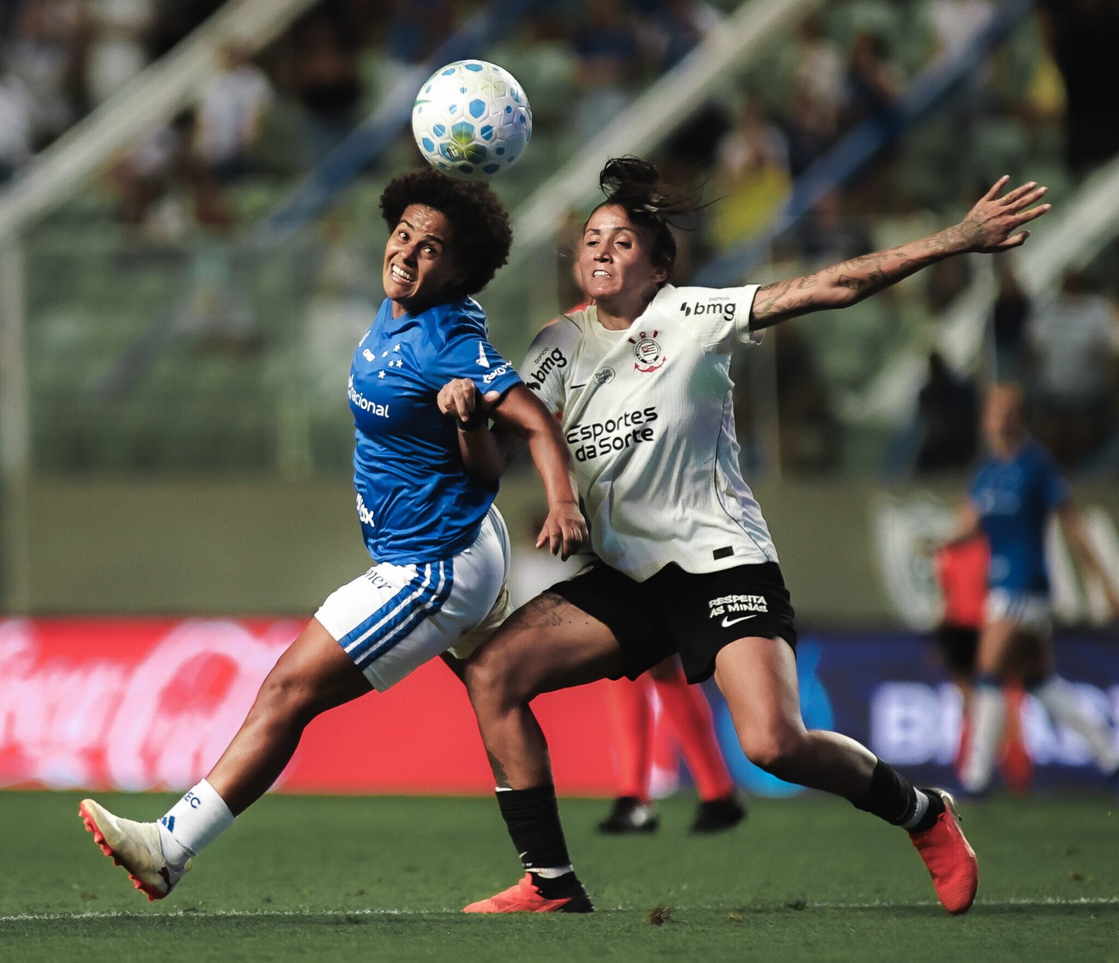 Corinthians vence Cruzeiro fora de casa e está perto da classificação