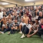 Elenco do Santos comemorando a classificação no vestiário. Foto / Santos FC