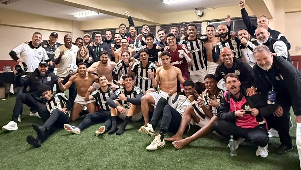 Elenco do Santos comemorando a classificação no vestiário. Foto / Santos FC