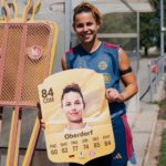 Lena Oberdorf segura uma carta do EA FC durante atividade do Bayern de Munique