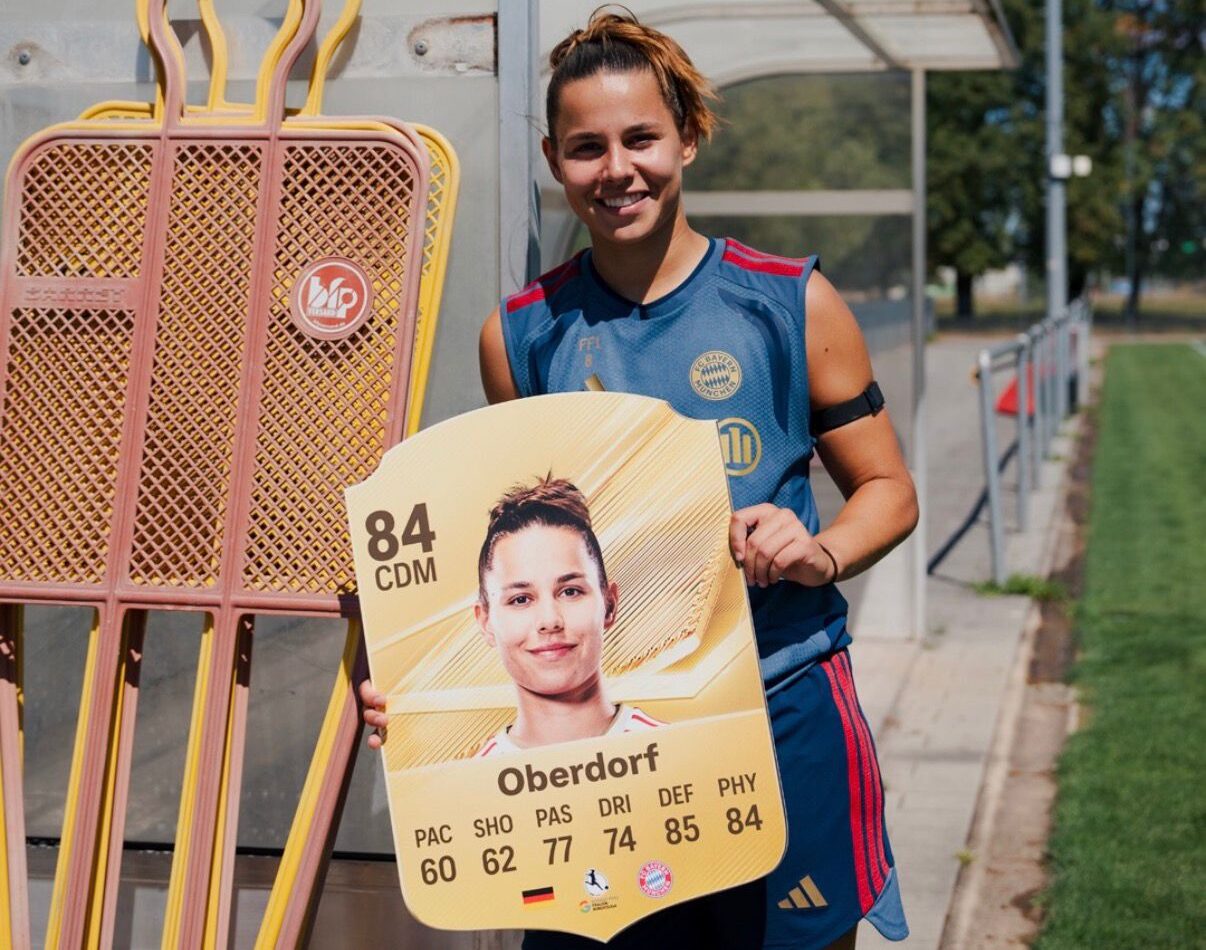 Lena Oberdorf segura uma carta do EA FC durante atividade do Bayern de Munique