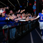 Josh Allen celebrando a vitória com os fãs. Foto/Buffalo Bills