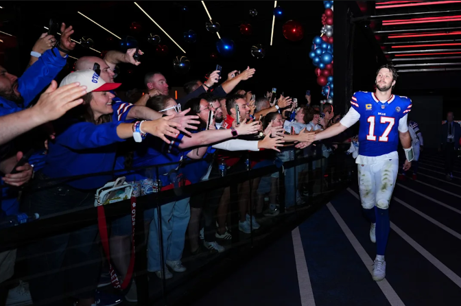 Josh Allen celebrando a vitória com os fãs. Foto/Buffalo Bills