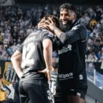 Rodinei e Rollheiser no segundo gol do Santos. Foto/Santos FC