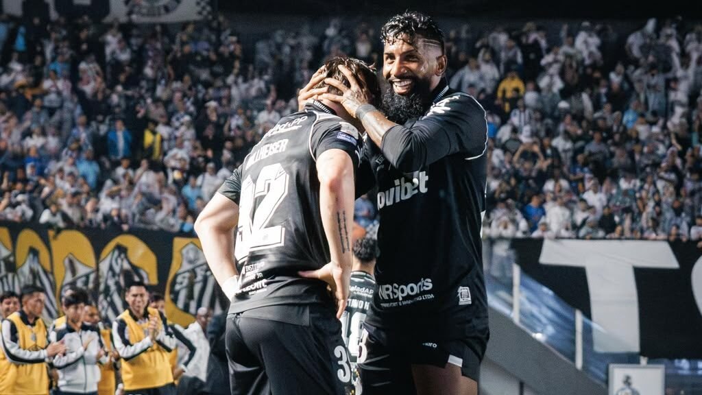 Rodinei e Rollheiser no segundo gol do Santos. Foto/Santos FC