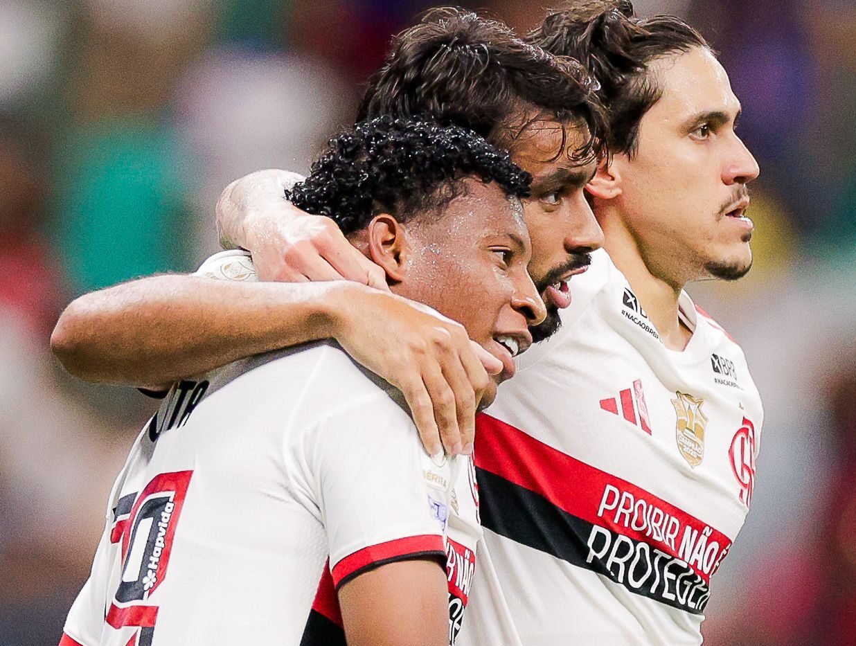 Jogadores do Flamengo comemorando a vitória. Foto: Flamengo