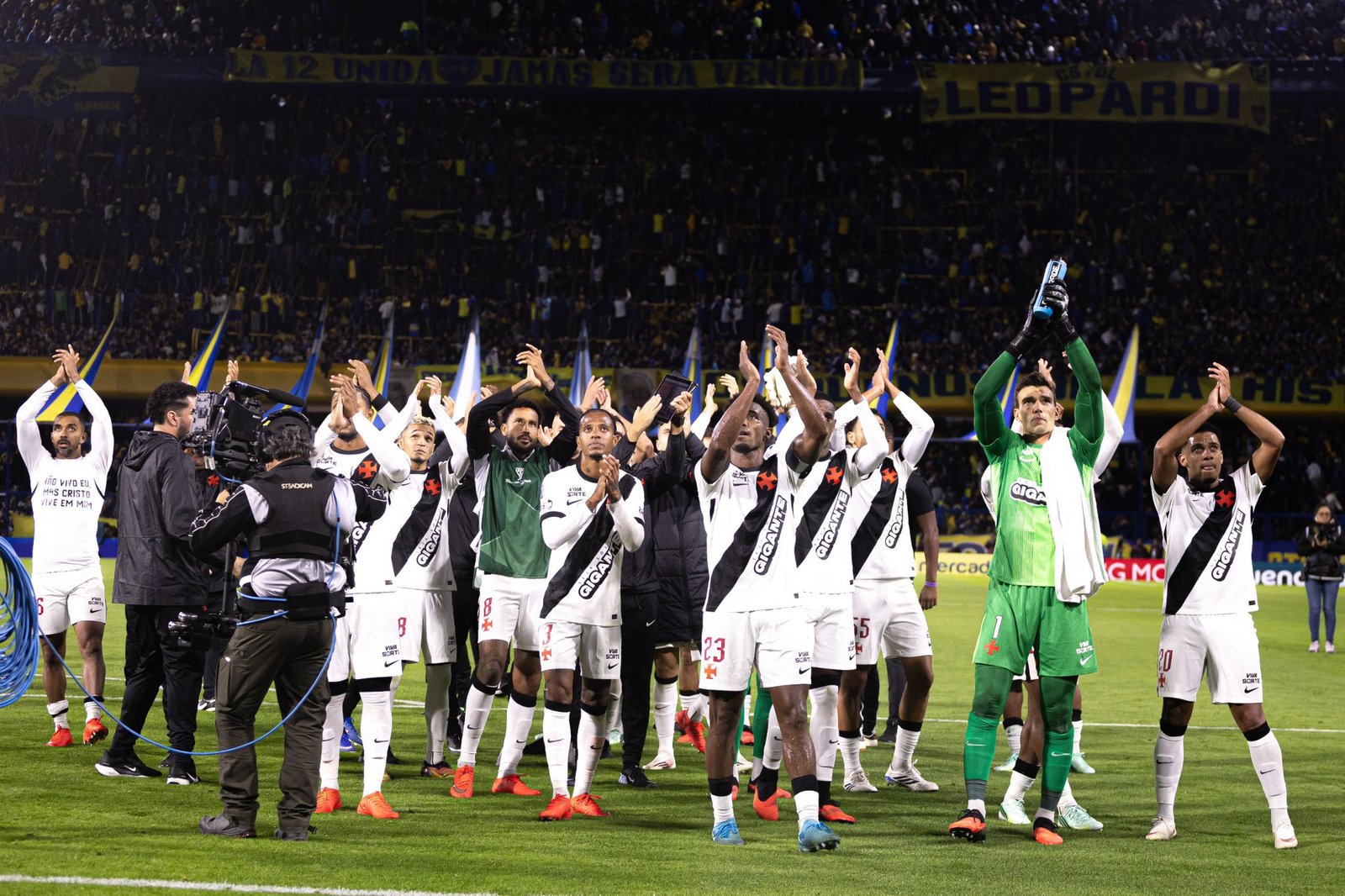 Elenco do Vasco celebra vitória heroica contra o Boca Juniors na Bombonera (Dikran Sahagian/Vasco)