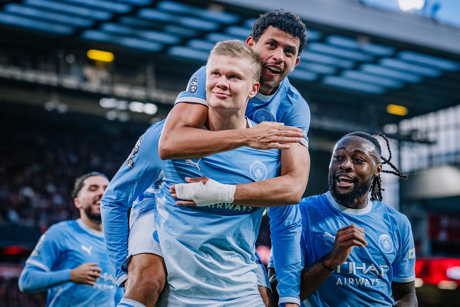 Manchester City atropela Liverpool em Anfield e segue 100% na Premier League